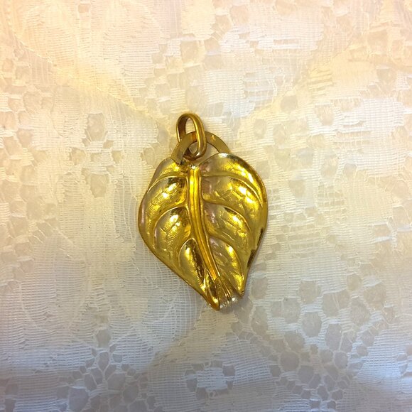 VTG Gold Tone Charm Vintage Leaf Floral Pendant - Picture 5 of 9